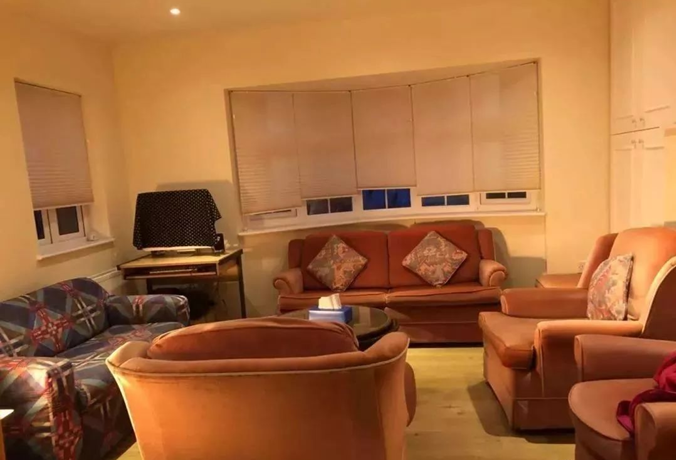 《养育宝典——培养快乐和自信孩子的简单步骤》