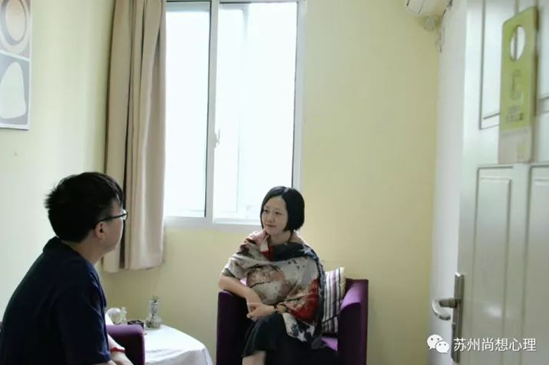 <div class="describe htmledit" id="infoContent"><p style="line-height: 1.75em; background-color: rgb(255, 255, 255); min-height: 1em; max-width: 100%; letter-spacing: 0.54px; box-sizing: border-box !important; word-wrap: break-word !important;"> 	<span style="BOX-SIZING: border-box !important; MAX-WIDTH: 100%; WORD-WRAP: break-word !important; FONT-SIZE: 14px">苏州尚想心理2019年系列微课、讲座、沙龙和团体活动开始啦！欢迎广大心理学爱好者和心理专业人士前来参加，共同学习，共同成长！</span></p> <hr style="border-bottom: 0px solid; border-left: 0px solid; border-top-style: solid; border-right: 0px solid; transform: scale(1, 0.5); transform-origin: 0px 0px 0px;"> <p style="line-height: 1.75em; background-color: rgb(255, 255, 255); min-height: 1em; max-width: 100%; letter-spacing: 0.54px; box-sizing: border-box !important; word-wrap: break-word !important;"> 	&nbsp;</p> <p style="line-height: 2em; text-indent: 2em;"> 	<img alt=""  data-cke-saved-src="/imageRepository/f0ea2320-f4a5-4297-9389-97a3b4ab6ddd.png" src=f0ea2320-f4a5-4297-9389-97a3b4ab6ddd.html style="width: 549px; height: 365px;"></p> <p> 	&nbsp;</p> <p style="text-align: center; line-height: 2em; text-indent: 2em;"> 	<strong><span style="font-size: 19px;">111个失败的案例：常见心理治疗错误</span></strong></p> <p style="text-align: center; line-height: 2em; text-indent: 0em;"> 	<span style="COLOR: rgb(0,128,255); FONT-SIZE: 16px"><strong style="TEXT-INDENT: 2em">【讲座简介】</strong></span></p> <p style="line-height: 24pt; text-indent: 24pt; margin: 0cm 0cm 0pt; background: white;"> 	<span style="LETTER-SPACING: 0.35pt; FONT-SIZE: 14px">失败是成功之母，最好的学习是从失败的情景中沉浸体会，以助长各位咨询师进一步思索。&nbsp;</span></p> <p style="line-height: 24pt; text-indent: 24pt; margin: 0cm 0cm 0pt; background: white;"> 	<span style="LETTER-SPACING: 0.35pt; FONT-SIZE: 14px">失败同样是非常有趣的，特别是看别人的失败，这对自恋成长是欣欣鼓舞。本次讲座分享各咨询师在真实个案中的失败对话节选，情景再现了各类错误是如何细微发生的。在咨询室里最终都是人与人的相遇。讲师将从人本主义治疗和胜任力督导这二个角度，来专业分析其互动变化，更珍贵的是，讲师真切分享自身积累上万小时个案中失败案例体验，现在回头看看在一样类似情景下，当某些微小裂痕伤害发生时，如何修复和补救的实战经验。&nbsp;</span></p> <p style="line-height: 24pt; text-indent: 24pt; margin: 0cm 0cm 0pt; background: white;"> 	<span style="LETTER-SPACING: 0.35pt; FONT-SIZE: 14px">参考书目：杰拉德·斯考尼沃夫博士《111个失败的案例--常见的心理治疗错误》</span></p> <p style="line-height: 2em; text-indent: 2em;"> 	&nbsp;</p> <p style="line-height: 2em; text-indent: 2em; margin-bottom: 10px;"> 	<span style="font-size: 14px;">&nbsp;</span></p> <p style="text-align: center; line-height: 32px; background: white;"> 	<span style="COLOR: rgb(0,128,255); FONT-SIZE: 16px"><strong style="TEXT-INDENT: 2em">【讲师介绍】</strong></span></p> <p style="line-height: 32px; text-indent: 32px; background: white;"> 	<span style="FONT-SIZE: 14px"><strong>顾怡</strong></span></p> <p style="background-color: rgb(255, 255, 255); min-height: 1em; max-width: 100%; letter-spacing: 0.54px; margin-left: 8px; margin-right: 8px; box-sizing: border-box !important; word-wrap: break-word !important;"> 	<img _width="502px" data-copyright="0" data-ratio="1.0557768924302788" data-s="300,640" data-src="https://mmbiz.qpic.cn/mmbiz_jpg/OiaL88uFZ8fkk113mZ8LibLzxzvlb5TjX86z0aSgEK8jFiay55tASsDXQ1UARibjEQbTF5bVsTyOswXgCvPWjZeStg/640?wx_fmt=jpeg" data-type="jpeg" data-w="502"  data-cke-saved-src="https://mmbiz.qpic.cn/mmbiz_jpg/OiaL88uFZ8fkk113mZ8LibLzxzvlb5TjX86z0aSgEK8jFiay55tASsDXQ1UARibjEQbTF5bVsTyOswXgCvPWjZeStg/640?wx_fmt=jpeg" src=64081be-6.html style="BOX-SIZING: border-box !important; WIDTH: 502px !important; WORD-WRAP: break-word !important; HEIGHT: 530px !important; VISIBILITY: visible !important"></p> <p style="background-color: rgb(255, 255, 255); min-height: 1em; max-width: 100%; letter-spacing: 0.54px; box-sizing: border-box !important; word-wrap: break-word !important;"> 	&nbsp;</p> <p style="line-height: 32px; text-indent: 32px; background: white;"> 	<span style="LETTER-SPACING: 0px; FONT-SIZE: 14px">国家二级心理咨询师，职业心理咨询师，咨询人次积累上万，经验丰富。</span></p> <p style="line-height: 32px; text-indent: 32px; background: white;"> 	<span style="LETTER-SPACING: 0px; FONT-SIZE: 14px">苏州心理学会理事，苏州心理学会科普专业委员会主任。</span></p> <p style="line-height: 32px; text-indent: 32px; background: white;"> 	<span style="LETTER-SPACING: 0px; FONT-SIZE: 14px">尚想心理咨询中心创办人之一，主任心理咨询师。</span></p> <p style="line-height: 32px; text-indent: 32px; background: white;"> 	<span style="LETTER-SPACING: 0px; FONT-SIZE: 14px">《城市商报》《苏州日报》《姑苏晚报》心理专栏作者，苏州电视台和电台特邀心理点评专家。2006年正式成为职业心理咨询师，2008年参与汶川心理救援，2009年玉树心理救援，2014年昆山中荣爆炸案灾民救援，2015年天津爆炸案心理救援，热衷从事公益项目。2014年评为苏州市十佳志愿者之星，至今苏州市志愿者联盟主席。<br> 	<strong><span style="letter-spacing: 0px;">&nbsp; &nbsp; 专业培训</span></strong></span></p> <p style="line-height: 32px; text-indent: 32px; background: white;"> 	<span style="LETTER-SPACING: 0px; FONT-SIZE: 14px">2006年人本主义训练（伊根），2007-2008年初级中级意向对象训练（朱建军），2008年EMDR创伤心理训练（李孟潮），2009年精神分析发展心理学（李孟潮），2009年-2011年系统精神分析训练（徐均、李孟潮、薛伟），2010年自体心理学（徐均），2011年沙盘基础训练，2011年西园心理学禅修7天正念训练，2012年至2015年中挪精神分析训练提高组，导师挪威精神分析协会资深督导师苏珊，2016年至今中美联合督导师胜任力训练，师从堪萨斯大学心理学教授段昌明教授，美国著名督导专家Godney K.Goodyear和Carol A.Falender。</span></p> <p style="line-height: 32px; text-indent: 32px; background: white;"> 	&nbsp;</p> <p style="text-align: center; line-height: 32px; text-indent: 0em; background: white;"> 	<span style="COLOR: rgb(0,128,255); FONT-SIZE: 16px"><strong style="TEXT-INDENT: 2em">【讲座时间】&nbsp;</strong></span></p> <p style="text-align: center; line-height: 32px; text-indent: 32px; background: white;"> 	<span style="FONT-FAMILY: 微软雅黑, sans-serif; LETTER-SPACING: 0px; FONT-SIZE: 14px">3月24号（周日）上午10-12点</span></p> <p style="text-align: center; line-height: 32px; text-indent: 0em; background: white;"> 	<span style="COLOR: rgb(0,128,255); FONT-SIZE: 16px"><strong style="TEXT-INDENT: 2em">【上课地点】</strong></span></p> <p style="text-align: center; line-height: 32px; text-indent: 0em; background: white;"> 	<span style="FONT-FAMILY: 微软雅黑, sans-serif; LETTER-SPACING: 0px; FONT-SIZE: 14px">苏州市高新区金山路3号No. 3文创园302室（尚想新区分部）</span></p> <p style="text-align: center;"> 	<img alt=""  data-cke-saved-src="/imageRepository/d8a7da53-b762-437e-8b4b-ae0b2f70a3c2.png" src=d8a7da53-b762-437e-8b4b-ae0b2f70a3c2.html style="width: 475px; height: 478px;"></p> <p style="text-align: center; line-height: 32px; text-indent: 0em; background: white;"> 	&nbsp;</p> <p style="text-align: center; line-height: 32px; text-indent: 0em; background: white;"> 	<strong style="TEXT-INDENT: 2em; COLOR: rgb(0,128,255); FONT-SIZE: 16px">【讲座对象】</strong></p> <p style="text-align: center; line-height: 32px; text-indent: 0em; background: white;"> 	<span style="FONT-FAMILY: 微软雅黑, sans-serif; LETTER-SPACING: 0px; FONT-SIZE: 14px">限定20人，心理专业工作者优先。</span></p> <p style="text-align: center;"> 	<span style="COLOR: rgb(0,128,255); FONT-SIZE: 16px"><strong style="TEXT-INDENT: 2em">【讲座价格】</strong></span></p> <p style="text-align: center;"> 	<span style="COLOR: rgb(0,128,255); FONT-SIZE: 16px"><strong style="TEXT-INDENT: 2em">&nbsp;</strong></span><span style="FONT-FAMILY: 微软雅黑, sans-serif; BACKGROUND: white; LETTER-SPACING: 0px; FONT-SIZE: 14px">免费</span></p> <p style="text-align: center;"> 	<span style="COLOR: rgb(0,128,255); FONT-SIZE: 16px"><strong style="TEXT-INDENT: 2em">【报名方式】</strong></span></p> <p style="text-align: center;"> 	<span style="FONT-FAMILY: 微软雅黑, sans-serif; BACKGROUND: white; LETTER-SPACING: 0px; FONT-SIZE: 14px">电话或微信联系：181-6818-1719（9:00-17:00）</span></p> <hr style="border-bottom: 0px solid; border-left: 0px solid; border-top-style: solid; border-right: 0px solid; transform: scale(1, 0.5); transform-origin: 0px 0px 0px;"> <p style="text-align: center;"> 	&nbsp;</p> <p style="background-color: rgb(255, 255, 255); text-indent: 2em; min-height: 1em; max-width: 100%; letter-spacing: 0.54px; margin-left: 8px; margin-right: 8px; box-sizing: border-box !important; word-wrap: break-word !important;"> 	<span style="BOX-SIZING: border-box !important; MAX-WIDTH: 100%; WORD-WRAP: break-word !important; COLOR: rgb(217,33,66); FONT-SIZE: 15px"><strong style="BOX-SIZING: border-box !important; MAX-WIDTH: 100%; WORD-WRAP: break-word !important">3月微课预告：</strong></span></p> <p style="background-color: rgb(255, 255, 255); text-indent: 2em; min-height: 1em; max-width: 100%; letter-spacing: 0.54px; margin-left: 8px; margin-right: 8px; box-sizing: border-box !important; word-wrap: break-word !important;"> 	<span style="max-width: 100%; font-size: 15px; box-sizing: border-box !important; word-wrap: break-word !important;">3月29日&nbsp; 教孩子做情绪的朋友</span></p> <p style="background-color: rgb(255, 255, 255); text-indent: 2em; min-height: 1em; max-width: 100%; letter-spacing: 0.54px; box-sizing: border-box !important; word-wrap: break-word !important;"> 	&nbsp;</p> <p style="background-color: rgb(255, 255, 255); text-indent: 2em; min-height: 1em; max-width: 100%; letter-spacing: 0.54px; box-sizing: border-box !important; word-wrap: break-word !important;"> 	&nbsp;</p> <p style="background-color: rgb(255, 255, 255); min-height: 1em; max-width: 100%; letter-spacing: 0.54px; box-sizing: border-box !important; word-wrap: break-word !important;"> 	&nbsp;</p> <section data-role="outer" label="Powered by 135editor.com" style="background-color: rgb(255, 255, 255); font-family: 微软雅黑; max-width: 100%; letter-spacing: 0.54px; font-size: 16px; box-sizing: border-box !important; word-wrap: break-word !important;"><section data-id="93352" data-tools="135编辑器" style="BOX-SIZING: border-box; BORDER-BOTTOM: 0px; BORDER-LEFT: 0px; MAX-WIDTH: 100%; WORD-WRAP: break-word !important; BORDER-TOP: 0px; BORDER-RIGHT: 0px"><section style="BOX-SIZING: border-box !important; MAX-WIDTH: 100%; WORD-WRAP: break-word !important; COLOR: rgb(51,141,175)"><section style="BOX-SIZING: border-box !important; TEXT-ALIGN: center; MAX-WIDTH: 100%; WORD-WRAP: break-word !important"><section style="BOX-SIZING: border-box !important; WIDTH: 30px; DISPLAY: inline-block; MAX-WIDTH: 100%; WORD-WRAP: break-word !important; MARGIN-LEFT: auto; MARGIN-RIGHT: auto"><img _width="30px" data-ratio="2.25" data-src="https://mmbiz.qpic.cn/mmbiz_png/OiaL88uFZ8fk6ibQV3u0FEuz3jAiauaLp0IwDNo8dfzEjZDLHgUX94UrAXakEHKEDO4U7wiaTA2ce3bFusTicJTs4uQ/640?wx_fmt=png" data-type="png" data-w="44" data-width="100%"  data-cke-saved-src="https://mmbiz.qpic.cn/mmbiz_png/OiaL88uFZ8fk6ibQV3u0FEuz3jAiauaLp0IwDNo8dfzEjZDLHgUX94UrAXakEHKEDO4U7wiaTA2ce3bFusTicJTs4uQ/640?wx_fmt=png" src=640c137-2.html style="BOX-SIZING: border-box !important; WIDTH: 30px !important; DISPLAY: block; WORD-WRAP: break-word !important; HEIGHT: 67.5px !important; VISIBILITY: visible !important"></section><section style="BOX-SIZING: border-box !important; MAX-WIDTH: 100%; WORD-WRAP: break-word !important; FONT-SIZE: 14px">—<span data-brushtype="text" style="BOX-SIZING: border-box !important; PADDING-LEFT: 5px; PADDING-RIGHT: 5px; MAX-WIDTH: 100%; WORD-WRAP: break-word !important">END</span>—</section><section style="BOX-SIZING: border-box !important; MAX-WIDTH: 100%; WORD-WRAP: break-word !important; FONT-SIZE: 14px"></section></section></section></section></section> <p> 	&nbsp;</p> <p style="text-align: center; background-color: rgb(255, 255, 255); min-height: 1em; max-width: 100%; letter-spacing: 0.54px; box-sizing: border-box !important; word-wrap: break-word !important;"> 	<span style="BOX-SIZING: border-box !important; MAX-WIDTH: 100%; WORD-WRAP: break-word !important; COLOR: rgb(136,136,136); FONT-SIZE: 14px">预约咨询，请点击下面小程序二维码：</span></p> <p style="text-align: center; background-color: rgb(255, 255, 255); min-height: 1em; max-width: 100%; letter-spacing: 0.54px; box-sizing: border-box !important; word-wrap: break-word !important;"> 	<a class="weapp_image_link" data-miniprogram-appid="wx67afe3149e1c3d3c" data-miniprogram-nickname="尚想心理" data-miniprogram-path="yyf_oo/pages/index/index" data-miniprogram-servicetype="" data-miniprogram-type="image"  data-cke-saved-href="" href=__.html  data-cke-saved-name="尚想心理" name="尚想心理" style="BOX-SIZING: border-box !important; LINE-HEIGHT: 0; MAX-WIDTH: 100%; WORD-WRAP: break-word !important; -webkit-tap-highlight-color: rgba(0, 0, 0, 0)"><img _width="147px" data-ratio="1" data-s="300,640" data-src="https://mmbiz.qpic.cn/mmbiz_jpg/OiaL88uFZ8fmHxvSMQLcyRRg8s66RTvaUicHPpWbYV9icu58cvQmVlwUnp46jwKToVXO9UglZy7R3kQqt1X8eQG0A/640?wx_fmt=jpeg" data-type="jpeg" data-w="860"  data-cke-saved-src="https://mmbiz.qpic.cn/mmbiz_jpg/OiaL88uFZ8fmHxvSMQLcyRRg8s66RTvaUicHPpWbYV9icu58cvQmVlwUnp46jwKToVXO9UglZy7R3kQqt1X8eQG0A/640?wx_fmt=jpeg" src=64081be.html style="BOX-SIZING: border-box !important; WIDTH: 147px !important; WORD-WRAP: break-word !important; HEIGHT: 147px !important; VISIBILITY: visible !important"></a></p> <p style="text-align: center; background-color: rgb(255, 255, 255); min-height: 1em; max-width: 100%; letter-spacing: 0.54px; box-sizing: border-box !important; word-wrap: break-word !important;"> 	&nbsp;</p> <section data-role="outer" label="Powered by 135editor.com" style="text-align: center; line-height: 25.6px; widows: 1; background-color: rgb(255, 255, 255); max-width: 100%; letter-spacing: 0.54px; color: rgb(120, 114, 114); font-size: 15px; box-sizing: border-box !important; word-wrap: break-word !important;"><section data-id="127" data-tools="135编辑器" style="BOX-SIZING: border-box; BORDER-BOTTOM: 0px; BORDER-LEFT: 0px; MAX-WIDTH: 100%; WORD-WRAP: break-word !important; FONT-SIZE: 16px; BORDER-TOP: 0px; BORDER-RIGHT: 0px"><section style="BOX-SIZING: border-box; BORDER-BOTTOM: rgb(235,234,225) 1px solid; BORDER-LEFT: rgb(235,234,225) 1px solid; MARGIN: 60px 16px 16px; MAX-WIDTH: 100%; WORD-WRAP: break-word !important; FONT-SIZE: 18px; BORDER-TOP: rgb(235,234,225) 1px solid; FONT-WEIGHT: inherit; BORDER-RIGHT: rgb(235,234,225) 1px solid; TEXT-DECORATION: inherit; border-radius: 8px"><section style="BOX-SIZING: border-box !important; MARGIN-TOP: -3.3em; MAX-WIDTH: 100%; WORD-WRAP: break-word !important; COLOR: inherit; MARGIN-LEFT: 5px; MARGIN-RIGHT: 5px"><section style="BOX-SIZING: border-box; BORDER-BOTTOM: rgb(235,234,225) 2px solid; BORDER-LEFT: rgb(235,234,225) 2px solid; BACKGROUND-COLOR: rgb(254,254,254); WIDTH: 108px; MAX-WIDTH: 100%; WORD-WRAP: break-word !important; HEIGHT: 108px; MARGIN-LEFT: auto; CLEAR: both; BORDER-TOP: rgb(235,234,225) 2px solid; MARGIN-RIGHT: auto; BORDER-RIGHT: rgb(235,234,225) 2px solid; border-radius: 50%; box-shadow: rgb(201, 201, 201) 0px 2px 2px 2px"><img _width="103.99px" border="0" data-ratio="1" data-src="https://mmbiz.qpic.cn/mmbiz_jpg/OiaL88uFZ8fn16qicI2DFY4uKUT99JyykR5VsZTjXdUF74INLctV7fKymsZ9CyEXZYceriaiaPsOMVV1jb9MQWg0Dg/640?wx_fmt=jpeg" data-type="jpeg" data-w="640" data-width="100%" height="auto" opacity=""  data-cke-saved-src="https://mmbiz.qpic.cn/mmbiz_jpg/OiaL88uFZ8fn16qicI2DFY4uKUT99JyykR5VsZTjXdUF74INLctV7fKymsZ9CyEXZYceriaiaPsOMVV1jb9MQWg0Dg/640?wx_fmt=jpeg" src=64081be-2.html style="BOX-SIZING: border-box; WIDTH: 103.99px !important; DISPLAY: inline-block; WORD-WRAP: break-word !important; HEIGHT: 103.99px !important; VISIBILITY: visible !important; COLOR: inherit; border-radius: 50%" title="undefined" width="100%"></section></section><section data-brushtype="text" data-style="text-align: left; font-size: 14px; color: inherit;" style="BOX-SIZING: border-box; LINE-HEIGHT: 1.4; MARGIN: 8px 15px; MAX-WIDTH: 100%; WORD-WRAP: break-word !important; COLOR: inherit"> <p style="BOX-SIZING: border-box !important; MIN-HEIGHT: 1em; MAX-WIDTH: 100%; WORD-WRAP: break-word !important"> 	<span style="BOX-SIZING: border-box !important; MAX-WIDTH: 100%; WORD-WRAP: break-word !important; COLOR: rgb(117,117,118); FONT-SIZE: 14px; FONT-WEIGHT: inherit; TEXT-DECORATION: inherit">苏州心理学会科普专业委员会</span></p> <p style="BOX-SIZING: border-box !important; MIN-HEIGHT: 1em; MAX-WIDTH: 100%; WORD-WRAP: break-word !important"> 	<span style="BOX-SIZING: border-box !important; MAX-WIDTH: 100%; WORD-WRAP: break-word !important; COLOR: rgb(117,117,118); FONT-SIZE: 14px">苏州心理学会常务理事单位</span></p> <p style="BOX-SIZING: border-box !important; MIN-HEIGHT: 1em; MAX-WIDTH: 100%; WORD-WRAP: break-word !important"> 	<span style="BOX-SIZING: border-box !important; MAX-WIDTH: 100%; WORD-WRAP: break-word !important; COLOR: rgb(117,117,118); FONT-SIZE: 14px">严选资优心理咨询师</span></p> <p style="BOX-SIZING: border-box !important; MIN-HEIGHT: 1em; MAX-WIDTH: 100%; WORD-WRAP: break-word !important"> 	<span style="BOX-SIZING: border-box !important; MAX-WIDTH: 100%; WORD-WRAP: break-word !important; COLOR: rgb(117,117,118); FONT-SIZE: 14px">12年实体心理咨询</span></p> <p style="BOX-SIZING: border-box !important; MIN-HEIGHT: 1em; MAX-WIDTH: 100%; WORD-WRAP: break-word !important"> 	<span style="BOX-SIZING: border-box !important; MAX-WIDTH: 100%; WORD-WRAP: break-word !important; COLOR: rgb(117,117,118); FONT-SIZE: 14px">12年专业品质鉴证</span></p> <p style="BOX-SIZING: border-box !important; MIN-HEIGHT: 1em; MAX-WIDTH: 100%; WORD-WRAP: break-word !important"> 	&nbsp;</p> </section><section style="BOX-SIZING: border-box; BORDER-BOTTOM-COLOR: rgb(235,234,225); MARGIN: 10px 15px; MAX-WIDTH: 100%; WORD-WRAP: break-word !important; COLOR: inherit; BORDER-RIGHT-COLOR: rgb(235,234,225); BORDER-LEFT-COLOR: rgb(235,234,225); BORDER-TOP: rgb(235,234,225) 1px solid"> <p style="BOX-SIZING: border-box !important; MIN-HEIGHT: 1em; MAX-WIDTH: 100%; WORD-WRAP: break-word !important; LETTER-SPACING: 2px"> 	<span style="BOX-SIZING: border-box !important; MAX-WIDTH: 100%; WORD-WRAP: break-word !important; FONT-SIZE: 14px"><strong style="BOX-SIZING: border-box !important; MAX-WIDTH: 100%; WORD-WRAP: break-word !important"><span style="BOX-SIZING: border-box !important; LINE-HEIGHT: 19.2px; MAX-WIDTH: 100%; WORD-WRAP: break-word !important; LETTER-SPACING: 0.5px; COLOR: rgb(105,99,99)">尚想心理市区总部</span></strong></span></p> <p style="BOX-SIZING: border-box !important; MIN-HEIGHT: 1em; MAX-WIDTH: 100%; WORD-WRAP: break-word !important; LETTER-SPACING: 2px"> 	<span style="BOX-SIZING: border-box !important; LINE-HEIGHT: 19.2px; MAX-WIDTH: 100%; WORD-WRAP: break-word !important; LETTER-SPACING: 0.5px; COLOR: rgb(105,99,99); FONT-SIZE: 12px">地址：苏州市带城桥路101号二楼</span></p> <p style="BOX-SIZING: border-box !important; MIN-HEIGHT: 1em; MAX-WIDTH: 100%; WORD-WRAP: break-word !important; FONT-SIZE: medium"> 	<span style="BOX-SIZING: border-box !important; MAX-WIDTH: 100%; WORD-WRAP: break-word !important; LETTER-SPACING: 0.5px; COLOR: rgb(105,99,99); FONT-SIZE: 12px">电话：18012781812，（0512）65120161</span></p> <p style="BOX-SIZING: border-box !important; MIN-HEIGHT: 1em; MAX-WIDTH: 100%; WORD-WRAP: break-word !important; FONT-SIZE: medium"> 	&nbsp;</p> <p style="BOX-SIZING: border-box !important; MIN-HEIGHT: 1em; MAX-WIDTH: 100%; WORD-WRAP: break-word !important; FONT-SIZE: medium"> 	<span style="BOX-SIZING: border-box !important; MAX-WIDTH: 100%; WORD-WRAP: break-word !important; FONT-SIZE: 14px"><strong style="BOX-SIZING: border-box !important; MAX-WIDTH: 100%; WORD-WRAP: break-word !important"><span style="BOX-SIZING: border-box !important; MAX-WIDTH: 100%; WORD-WRAP: break-word !important; LETTER-SPACING: 0.5px; COLOR: rgb(105,99,99)">尚想心理园区分部</span></strong></span></p> <p style="BOX-SIZING: border-box !important; MIN-HEIGHT: 1em; MAX-WIDTH: 100%; WORD-WRAP: break-word !important; FONT-SIZE: medium"> 	<span style="BOX-SIZING: border-box !important; MAX-WIDTH: 100%; WORD-WRAP: break-word !important; LETTER-SPACING: 0.5px; COLOR: rgb(105,99,99); FONT-SIZE: 12px">地址：苏州市工业园区嘉瑞巷18号金匙望湖大厦1幢623室</span></p> <p style="BOX-SIZING: border-box !important; MIN-HEIGHT: 1em; MAX-WIDTH: 100%; WORD-WRAP: break-word !important; FONT-SIZE: medium"> 	<span style="BOX-SIZING: border-box !important; MAX-WIDTH: 100%; WORD-WRAP: break-word !important; LETTER-SPACING: 0.5px; COLOR: rgb(105,99,99); FONT-SIZE: 12px">电话：18015581230，（0512）65934330</span></p> <p style="BOX-SIZING: border-box !important; MIN-HEIGHT: 1em; MAX-WIDTH: 100%; WORD-WRAP: break-word !important; FONT-SIZE: medium"> 	&nbsp;</p> <p style="BOX-SIZING: border-box !important; MIN-HEIGHT: 1em; MAX-WIDTH: 100%; WORD-WRAP: break-word !important; LETTER-SPACING: 0.54px; FONT-SIZE: medium"> 	<span style="BOX-SIZING: border-box !important; MAX-WIDTH: 100%; WORD-WRAP: break-word !important; FONT-SIZE: 14px"><strong style="BOX-SIZING: border-box !important; MAX-WIDTH: 100%; WORD-WRAP: break-word !important"><span style="BOX-SIZING: border-box !important; MAX-WIDTH: 100%; WORD-WRAP: break-word !important; LETTER-SPACING: 0.5px; COLOR: rgb(105,99,99)">尚想心理新区分部</span></strong></span></p> <p style="BOX-SIZING: border-box !important; MIN-HEIGHT: 1em; MAX-WIDTH: 100%; WORD-WRAP: break-word !important; LETTER-SPACING: 0.54px; FONT-SIZE: medium"> 	<span style="BOX-SIZING: border-box !important; MAX-WIDTH: 100%; WORD-WRAP: break-word !important; LETTER-SPACING: 0.5px; COLOR: rgb(105,99,99); FONT-SIZE: 12px">地址：苏州市高新区金山路3号No.3文创园302室</span></p> <p style="BOX-SIZING: border-box !important; MIN-HEIGHT: 1em; MAX-WIDTH: 100%; WORD-WRAP: break-word !important; LETTER-SPACING: 0.54px; FONT-SIZE: medium"> 	<span style="BOX-SIZING: border-box !important; MAX-WIDTH: 100%; WORD-WRAP: break-word !important; LETTER-SPACING: 0.5px; COLOR: rgb(105,99,99); FONT-SIZE: 12px">电话：18168181719</span></p> </section></section></section></section><section data-role="outer" label="Powered by 135editor.com" style="text-align: center; line-height: 25.6px; widows: 1; background-color: rgb(255, 255, 255); max-width: 100%; letter-spacing: 0.54px; color: rgb(120, 114, 114); font-size: 16px; box-sizing: border-box !important; word-wrap: break-word !important;"><section data-id="91740" data-tools="135编辑器" style="BOX-SIZING: border-box; BORDER-BOTTOM: 0px; BORDER-LEFT: 0px; MAX-WIDTH: 100%; WORD-WRAP: break-word !important; BORDER-TOP: 0px; BORDER-RIGHT: 0px"><section style="BOX-SIZING: border-box; PADDING-BOTTOM: 10px; PADDING-LEFT: 10px; PADDING-RIGHT: 10px; MAX-WIDTH: 100%; WORD-WRAP: break-word !important; PADDING-TOP: 10px"><section style="BOX-SIZING: border-box; BORDER-BOTTOM: rgb(204,204,204) 1px solid; BORDER-LEFT: rgb(204,204,204) 1px solid; PADDING-BOTTOM: 5px; PADDING-LEFT: 5px; PADDING-RIGHT: 5px; MAX-WIDTH: 100%; WORD-WRAP: break-word !important; BORDER-TOP: rgb(204,204,204) 1px solid; BORDER-RIGHT: rgb(204,204,204) 1px solid; PADDING-TOP: 5px"><section data-id="92837" data-tools="135编辑器" style="BOX-SIZING: border-box; BORDER-BOTTOM: 0px; TEXT-ALIGN: justify; BORDER-LEFT: 0px; FONT-FAMILY: 微软雅黑; MAX-WIDTH: 100%; WORD-WRAP: break-word !important; LETTER-SPACING: 0.54px; COLOR: rgb(51,51,51); BORDER-TOP: 0px; BORDER-RIGHT: 0px"><section style="BOX-SIZING: border-box; PADDING-BOTTOM: 10px; PADDING-LEFT: 10px; PADDING-RIGHT: 10px; MAX-WIDTH: 100%; WORD-WRAP: break-word !important; BACKGROUND: rgb(231,242,248); COLOR: rgb(76,76,76); PADDING-TOP: 10px"><section style="BOX-SIZING: border-box !important; MAX-WIDTH: 100%; WORD-WRAP: break-word !important; align-items: center; justify-content: center"><section style="BOX-SIZING: border-box !important; TEXT-ALIGN: center; LINE-HEIGHT: 1.6em; MAX-WIDTH: 100%; WORD-WRAP: break-word !important; FONT-SIZE: 15px"><span style="BOX-SIZING: border-box !important; MAX-WIDTH: 100%; WORD-WRAP: break-word !important; FONT-SIZE: 14px">&nbsp;</span><span style="BOX-SIZING: border-box !important; MAX-WIDTH: 100%; WORD-WRAP: break-word !important; FONT-SIZE: 12px">&nbsp;▼</span></section> <p style="BOX-SIZING: border-box !important; TEXT-ALIGN: center; LINE-HEIGHT: 1.6em; MIN-HEIGHT: 1em; PADDING-LEFT: 10px; PADDING-RIGHT: 10px; MAX-WIDTH: 100%; WORD-WRAP: break-word !important; FONT-SIZE: 15px"> 	<span style="BOX-SIZING: border-box !important; MAX-WIDTH: 100%; WORD-WRAP: break-word !important; FONT-SIZE: 14px">更多精彩推荐，请关注我们</span></p> <section style="BOX-SIZING: border-box !important; TEXT-ALIGN: center; LINE-HEIGHT: 1.6em; MAX-WIDTH: 100%; WORD-WRAP: break-word !important; FONT-SIZE: 15px"><span style="BOX-SIZING: border-box !important; MAX-WIDTH: 100%; WORD-WRAP: break-word !important; FONT-SIZE: 12px">▼</span></section></section></section><section style="BOX-SIZING: border-box; PADDING-BOTTOM: 10px; PADDING-LEFT: 10px; PADDING-RIGHT: 10px; MAX-WIDTH: 100%; WORD-WRAP: break-word !important; BACKGROUND: rgb(231,242,248)"><section style="BOX-SIZING: border-box !important; MAX-WIDTH: 100%; WORD-WRAP: break-word !important"><section style="BOX-SIZING: border-box; PADDING-BOTTOM: 10px; PADDING-LEFT: 10px; PADDING-RIGHT: 10px; MAX-WIDTH: 100%; WORD-WRAP: break-word !important; BACKGROUND: rgb(255,255,255); PADDING-TOP: 10px; align-items: center; justify-content: center"><section style="BOX-SIZING: border-box !important; WIDTH: 130px; MAX-WIDTH: 100%; WORD-WRAP: break-word !important"><img _width="130px" data-ratio="0.7892156862745098" data-src="https://mmbiz.qpic.cn/mmbiz_png/OiaL88uFZ8flLZEicTTW9JQCnP60VHI6ibnIXXXAQeOFFPCrmZsND4CvoqCyxDIiaU95ATaTAamJXbRNRCsBo7Wshg/640?wx_fmt=png" data-type="png" data-w="204" data-width="100%"  data-cke-saved-src="https://mmbiz.qpic.cn/mmbiz_png/OiaL88uFZ8flLZEicTTW9JQCnP60VHI6ibnIXXXAQeOFFPCrmZsND4CvoqCyxDIiaU95ATaTAamJXbRNRCsBo7Wshg/640?wx_fmt=png" src=640c137-3.html style="BOX-SIZING: border-box !important; WIDTH: 130px !important; DISPLAY: block; WORD-WRAP: break-word !important; HEIGHT: 102.59px !important; VISIBILITY: visible !important"></section><section style="BOX-SIZING: border-box; TEXT-ALIGN: center; PADDING-BOTTOM: 3px; PADDING-LEFT: 4px; PADDING-RIGHT: 4px; MAX-WIDTH: 100%; WORD-WRAP: break-word !important; COLOR: rgb(56,56,55); PADDING-TOP: 3px"><section data-brushtype="text" style="BOX-SIZING: border-box !important; LINE-HEIGHT: 1.2em; WIDTH: 1.5em; MAX-WIDTH: 100%; WORD-WRAP: break-word !important; FONT-SIZE: 12px; FONT-WEIGHT: bold">苏州尚想心理</section></section><section style="BOX-SIZING: border-box !important; WIDTH: 130px; MAX-WIDTH: 100%; WORD-WRAP: break-word !important"><img _width="258px" data-ratio="1" data-src="https://mmbiz.qpic.cn/mmbiz_jpg/OiaL88uFZ8flLZEicTTW9JQCnP60VHI6ibnPsmfT1aVDhyw8plrJ2x623dZXpMdFSV8KcDj8v9XyibubgmUwUyeUPA/640?wx_fmt=jpeg" data-type="jpeg" data-w="258" data-width="100%"  data-cke-saved-src="https://mmbiz.qpic.cn/mmbiz_jpg/OiaL88uFZ8flLZEicTTW9JQCnP60VHI6ibnPsmfT1aVDhyw8plrJ2x623dZXpMdFSV8KcDj8v9XyibubgmUwUyeUPA/640?wx_fmt=jpeg" src=64081be-3.html style="BOX-SIZING: border-box !important; WIDTH: 258px !important; DISPLAY: block; WORD-WRAP: break-word !important; HEIGHT: 258px !important; VISIBILITY: visible !important" title="qrcode_for_gh_dc5d16e23903_258.jpg"></section></section></section></section></section></section></section></section></section><section data-role="outer" label="Powered by 135editor.com" style="text-align: center; line-height: 25.6px; widows: 1; background-color: rgb(255, 255, 255); max-width: 100%; letter-spacing: 0.54px; color: rgb(120, 114, 114); font-size: 16px; box-sizing: border-box !important; word-wrap: break-word !important;"><section data-id="91740" data-tools="135编辑器" style="BOX-SIZING: border-box; BORDER-BOTTOM: 0px; BORDER-LEFT: 0px; MAX-WIDTH: 100%; WORD-WRAP: break-word !important; BORDER-TOP: 0px; BORDER-RIGHT: 0px"><section style="BOX-SIZING: border-box; PADDING-BOTTOM: 10px; PADDING-LEFT: 10px; PADDING-RIGHT: 10px; MAX-WIDTH: 100%; WORD-WRAP: break-word !important; PADDING-TOP: 10px"><section style="BOX-SIZING: border-box; BORDER-BOTTOM: rgb(204,204,204) 1px solid; BORDER-LEFT: rgb(204,204,204) 1px solid; PADDING-BOTTOM: 5px; PADDING-LEFT: 5px; PADDING-RIGHT: 5px; MAX-WIDTH: 100%; WORD-WRAP: break-word !important; BORDER-TOP: rgb(204,204,204) 1px solid; BORDER-RIGHT: rgb(204,204,204) 1px solid; PADDING-TOP: 5px"><section style="BOX-SIZING: border-box; TEXT-ALIGN: justify; PADDING-BOTTOM: 10px; PADDING-LEFT: 10px; PADDING-RIGHT: 10px; FONT-FAMILY: 微软雅黑; MAX-WIDTH: 100%; WORD-WRAP: break-word !important; BACKGROUND: rgb(231,242,248); LETTER-SPACING: 0.54px; COLOR: rgb(76,76,76); PADDING-TOP: 10px"><section style="BOX-SIZING: border-box !important; MAX-WIDTH: 100%; WORD-WRAP: break-word !important; align-items: center; justify-content: center"><section style="BOX-SIZING: border-box !important; TEXT-ALIGN: center; LINE-HEIGHT: 1.6em; MAX-WIDTH: 100%; WORD-WRAP: break-word !important; FONT-SIZE: 15px"><span style="BOX-SIZING: border-box !important; MAX-WIDTH: 100%; WORD-WRAP: break-word !important; FONT-SIZE: 12px">&nbsp;▼</span></section> <p style="BOX-SIZING: border-box !important; TEXT-ALIGN: center; LINE-HEIGHT: 1.6em; MIN-HEIGHT: 1em; PADDING-LEFT: 10px; PADDING-RIGHT: 10px; MAX-WIDTH: 100%; WORD-WRAP: break-word !important; FONT-SIZE: 15px"> 	<span style="BOX-SIZING: border-box !important; MAX-WIDTH: 100%; WORD-WRAP: break-word !important; FONT-SIZE: 14px">尚想心理兄弟单位</span></p> <section style="BOX-SIZING: border-box !important; TEXT-ALIGN: center; LINE-HEIGHT: 1.6em; MAX-WIDTH: 100%; WORD-WRAP: break-word !important; FONT-SIZE: 15px"><span style="BOX-SIZING: border-box !important; MAX-WIDTH: 100%; WORD-WRAP: break-word !important; FONT-SIZE: 12px">▼</span></section></section></section><section style="BOX-SIZING: border-box; TEXT-ALIGN: justify; PADDING-BOTTOM: 10px; PADDING-LEFT: 10px; PADDING-RIGHT: 10px; FONT-FAMILY: 微软雅黑; MAX-WIDTH: 100%; WORD-WRAP: break-word !important; BACKGROUND: rgb(231,242,248); LETTER-SPACING: 0.54px; COLOR: rgb(51,51,51)"><section style="BOX-SIZING: border-box !important; MAX-WIDTH: 100%; WORD-WRAP: break-word !important"><section style="BOX-SIZING: border-box; PADDING-BOTTOM: 10px; PADDING-LEFT: 10px; PADDING-RIGHT: 10px; MAX-WIDTH: 100%; WORD-WRAP: break-word !important; BACKGROUND: rgb(255,255,255); PADDING-TOP: 10px; align-items: center; justify-content: center"><section style="BOX-SIZING: border-box !important; WIDTH: 130px; MAX-WIDTH: 100%; WORD-WRAP: break-word !important"><img _width="87px" data-ratio="1" data-src="https://mmbiz.qpic.cn/mmbiz_jpg/OiaL88uFZ8flLZEicTTW9JQCnP60VHI6ibnWvb06WxmWlP9xq4tpr9o4q9Uiaichzbv9icpLKbOGK5od4uPVZaGDo5zg/640?wx_fmt=jpeg" data-type="jpeg" data-w="585" data-width="100%" height="110"  data-cke-saved-src="https://mmbiz.qpic.cn/mmbiz_jpg/OiaL88uFZ8flLZEicTTW9JQCnP60VHI6ibnWvb06WxmWlP9xq4tpr9o4q9Uiaichzbv9icpLKbOGK5od4uPVZaGDo5zg/640?wx_fmt=jpeg" src=64081be-4.html style="BOX-SIZING: border-box !important; WIDTH: 87px !important; DISPLAY: block; WORD-WRAP: break-word !important; HEIGHT: 87px !important; VISIBILITY: visible !important" title="0_看图王.jpg" width="110"></section><section style="BOX-SIZING: border-box; TEXT-ALIGN: center; PADDING-BOTTOM: 3px; PADDING-LEFT: 4px; PADDING-RIGHT: 4px; MAX-WIDTH: 100%; WORD-WRAP: break-word !important; COLOR: rgb(56,56,55); PADDING-TOP: 3px"><section data-brushtype="text" style="BOX-SIZING: border-box !important; LINE-HEIGHT: 1.2em; WIDTH: 1.5em; MAX-WIDTH: 100%; WORD-WRAP: break-word !important; FONT-SIZE: 12px; FONT-WEIGHT: bold">思而优儿童心理</section></section><section style="BOX-SIZING: border-box !important; WIDTH: 130px; MAX-WIDTH: 100%; WORD-WRAP: break-word !important"><img _width="126px" data-copyright="0" data-cropselx1="0" data-cropselx2="124" data-cropsely1="0" data-cropsely2="123" data-ratio="1" data-src="https://mmbiz.qpic.cn/mmbiz_jpg/OiaL88uFZ8flLZEicTTW9JQCnP60VHI6ibnPEar2puCSPoRlA94PptfwE0bKTCice99dO01svXEnncp46M92JP5VIw/640?wx_fmt=jpeg" data-type="jpeg" data-w="258" data-width="100%"  data-cke-saved-src="https://mmbiz.qpic.cn/mmbiz_jpg/OiaL88uFZ8flLZEicTTW9JQCnP60VHI6ibnPEar2puCSPoRlA94PptfwE0bKTCice99dO01svXEnncp46M92JP5VIw/640?wx_fmt=jpeg" src=64081be-5.html style="BOX-SIZING: border-box !important; WIDTH: 126px !important; DISPLAY: block; WORD-WRAP: break-word !important; HEIGHT: 126px !important; VISIBILITY: visible !important" title="微信截图_20181105101429.png"> <p> 	&nbsp;</p> </section></section></section></section></section></section></section></section></div>